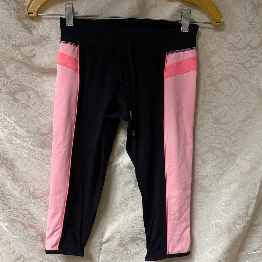 Vintage Lululemon Crop Leggings with n black and light peach